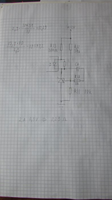 Handritat elektroniskt schema för modifiering av laddare på rutigt papper.