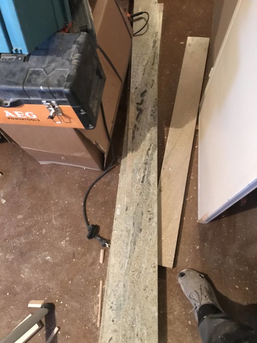 Stenfönsterbänkar från 1945 med oklar stentyp, möjlig kolmårdsmarmor eller granit, intill byggmaterial.