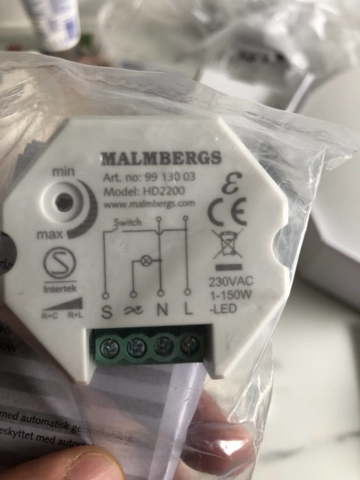 Närbild av en förpackning innehållande Malmbergs dosdimmer HD2200, med anslutningsschema synligt.