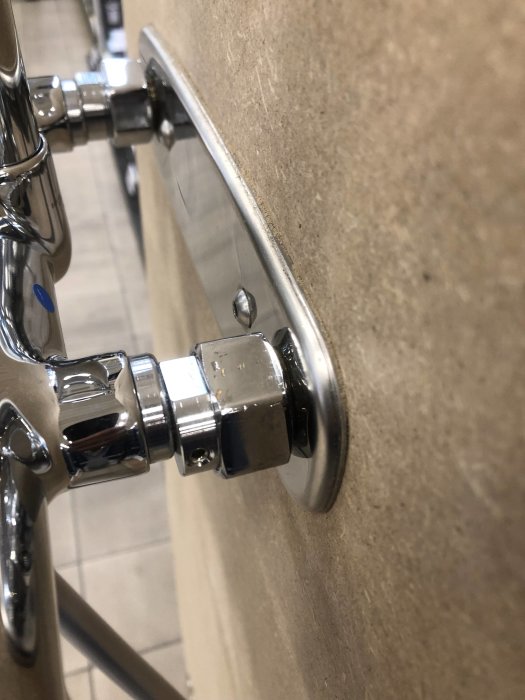 Grohe blandare med synlig insexskruv och mutter som ska tas bort för att montera en excenter.
