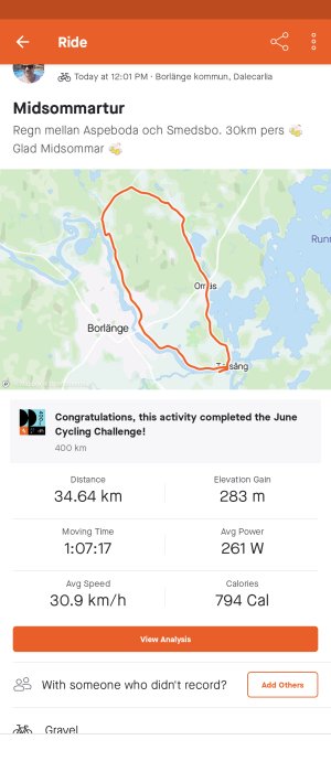 Skärmklipp av cykelaktivitet på en app; 34,64 km loggad, Glad Midsommar, karta och statistik.