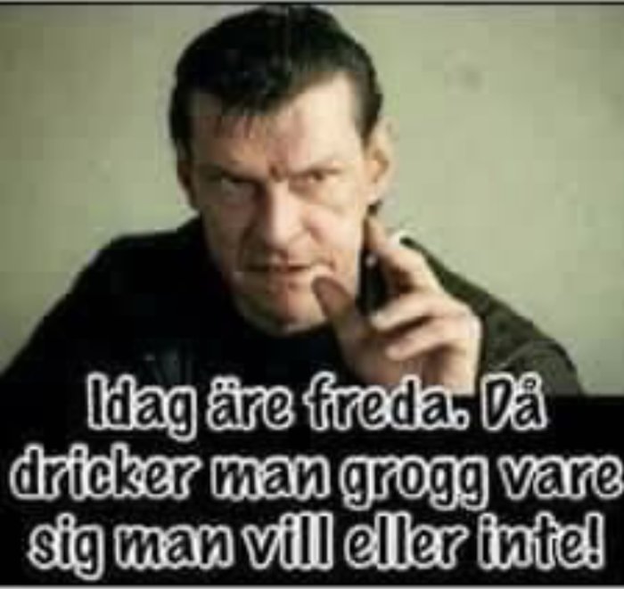 Man pekar med varnande finger, text som antyder att grogg dricks på fredagar, humoristisk ton.