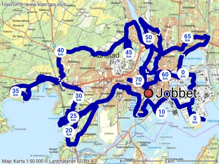 Ritad karta med markerade cykelvägar i blått och avstånd i kilometer, röd punkt med texten "Jobbet".