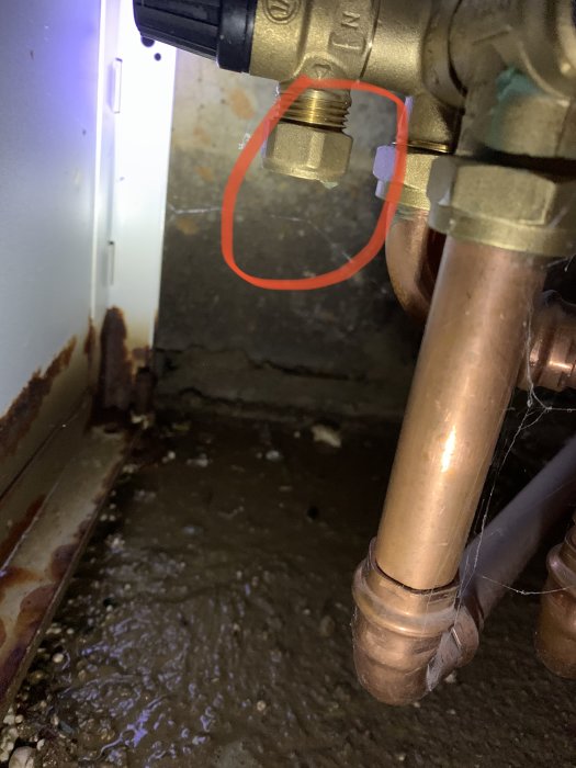 Läckande säkerhetsventil på Nibe varmvattenberedare med vattenpölar på golvet.