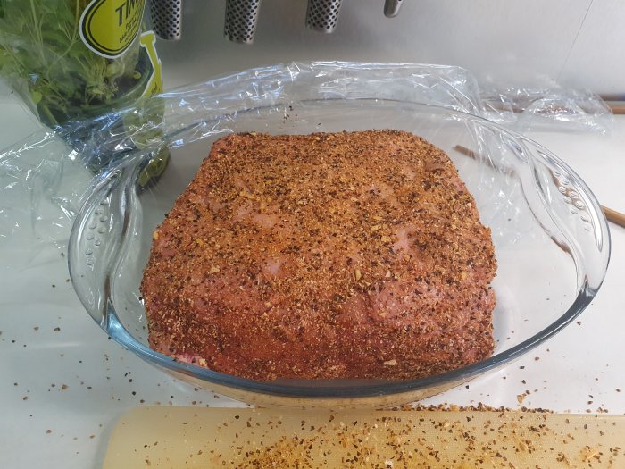 Kryddad ryggbiff i en glasform redo för långsam tillagning vid 120C.