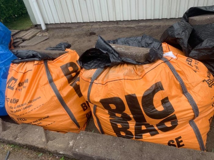 Big Bags fyllda med jord och gräsmatta redo för avhämtning på en upprivet gräsyta.