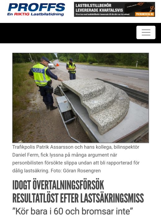 Trafikpolis kontrollerar en lastbil med otillräcklig lastsäkring på en vägkant.