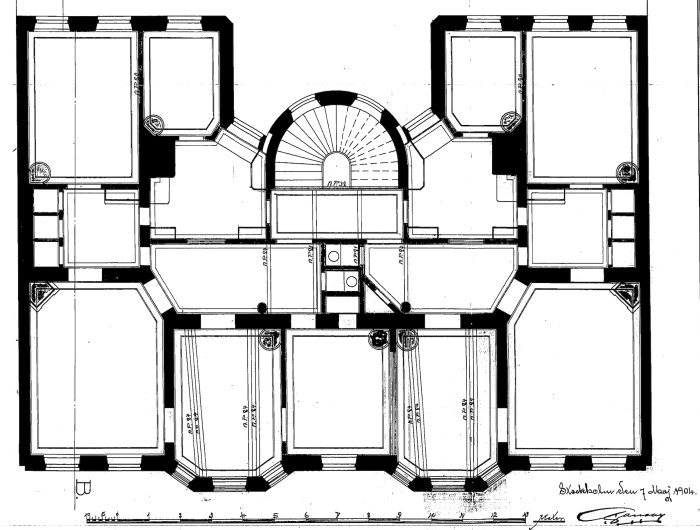 Svartvit gammal arkitektritning av lägenhetsplan från 1904-1906, markerad med detaljer och måttsättningar.