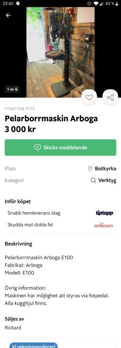 Pelarborrmaskin Arboga E100 i en verkstadslokal med trämiljö i bakgrunden.