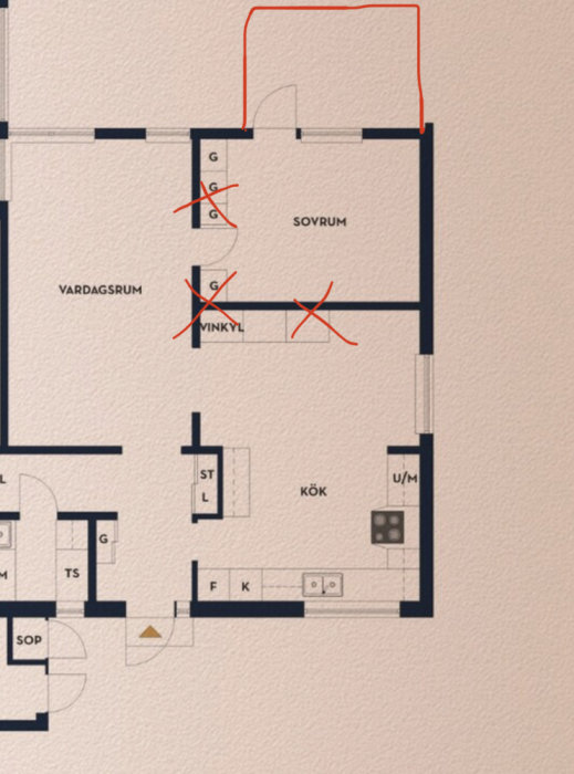 Ritning av en våningsplan med markerade väggar för rivning och en planerad utbyggnad bakom ett radhus.