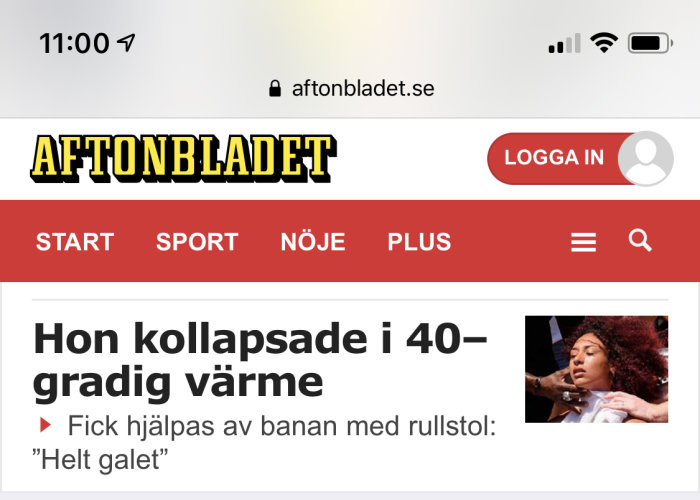 Skärmdump av en nyhetsartikel om en person som kollapsade i hetta och fick hjälp av banan i rullstol.