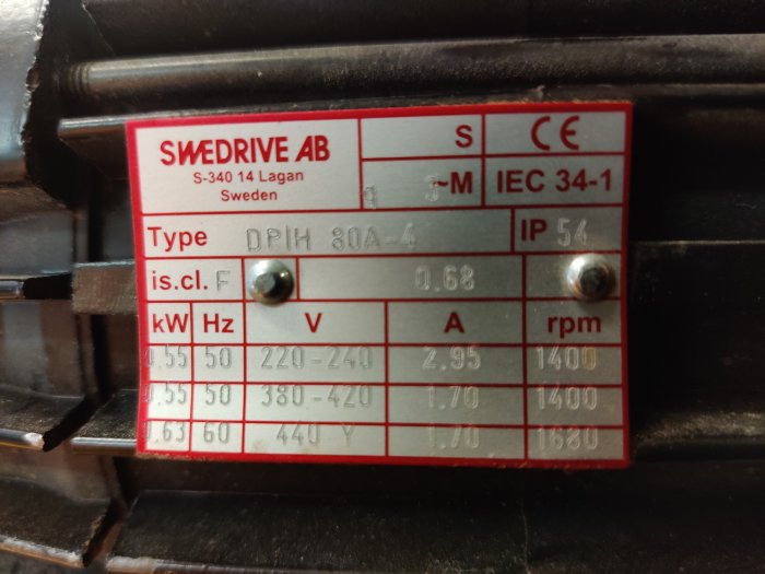 Etikett på en motor från SWEDRIVE AB som visar teknisk information som typ, effekt, frekvens, spänning och ström.