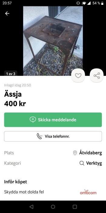 Rostig metallfläkt placerad på ett bord utomhus.