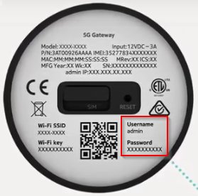Etikett på enhets undersida med modellinfo, QR-kod och markerat användarnamn och lösenord.