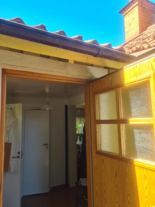 Knepig takvinkel över en altandörr, med utmaningar för byggnation av ett altantak.