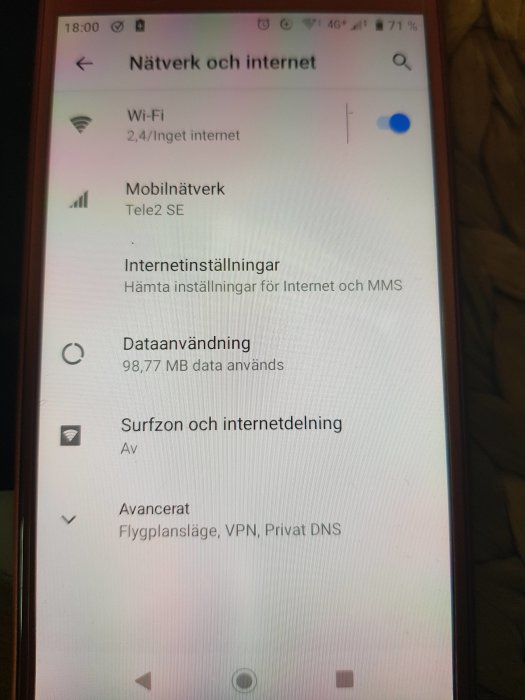 Smarttelefonskärm som visar menyn 'Nätverk och internet' med inställningar för Wi-Fi och mobilnätverk.
