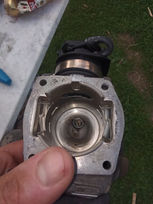 Närbild av Jonsered 2152a motorsågets cylinder med synliga spolkanaler och tecken på otäthet.