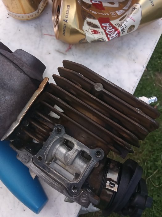 Motorkomponenter av en Jonsered 2152a med fokus på spolkanalernas lock och cylinderns insida.