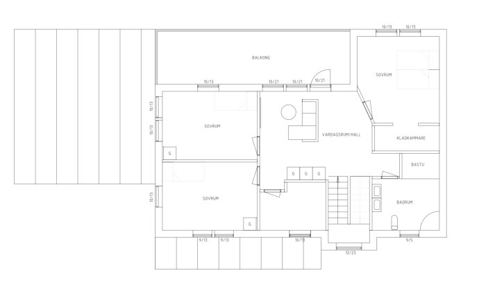 Arkitektritning av ett tvåvåningshus med solriktning mot garage, inkluderar vardagsrum, flera sovrum och bastu.