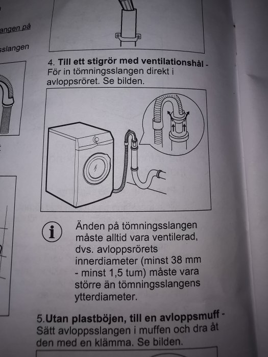 Illustration i manual som visar korrekt anslutning av tvättmaskinens avloppsslang till ett ventilerat avloppsrör.