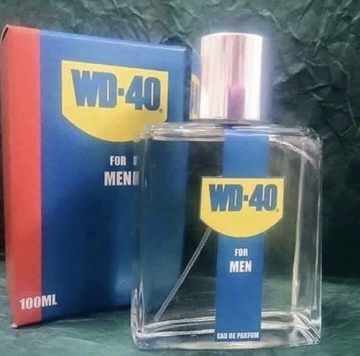Parfymflaska och förpackning designad för att likna en WD-40 smörjoljeprodukt.