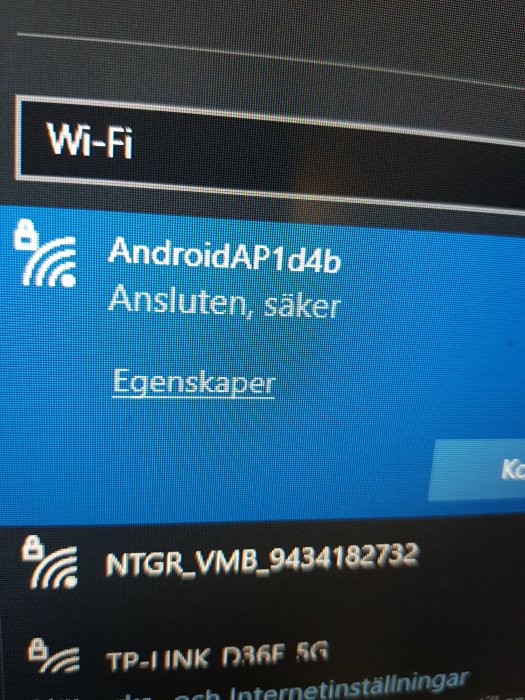 Datorskärm som visar en lista över Wi-Fi-nätverk, med nätverket AndroidAP144b markerat.