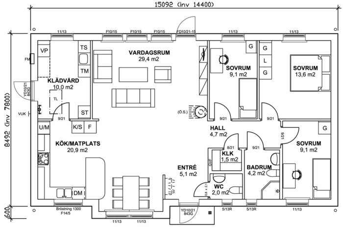 Arkitektonisk ritning av ett hus med planlösning inklusive vardagsrum, kök, flera sovrum och badrum.