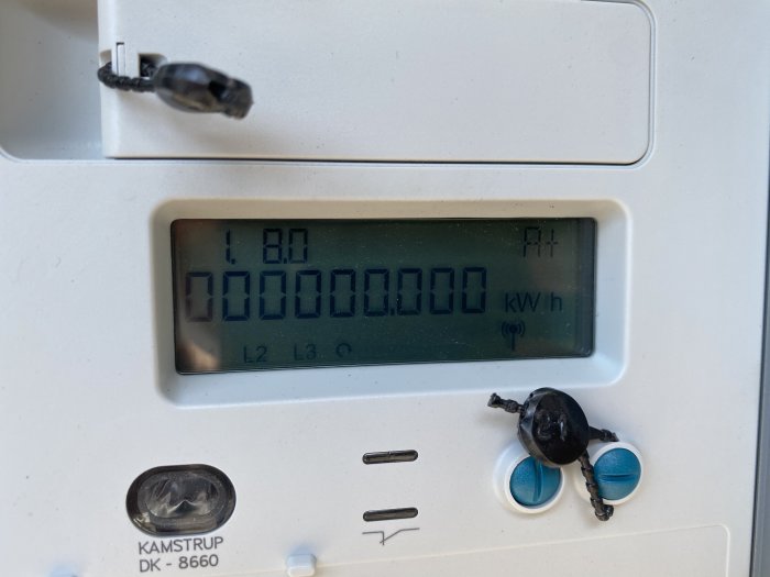 Elmätare med nollställd kWh display och anslutna kablar i detaljvy.