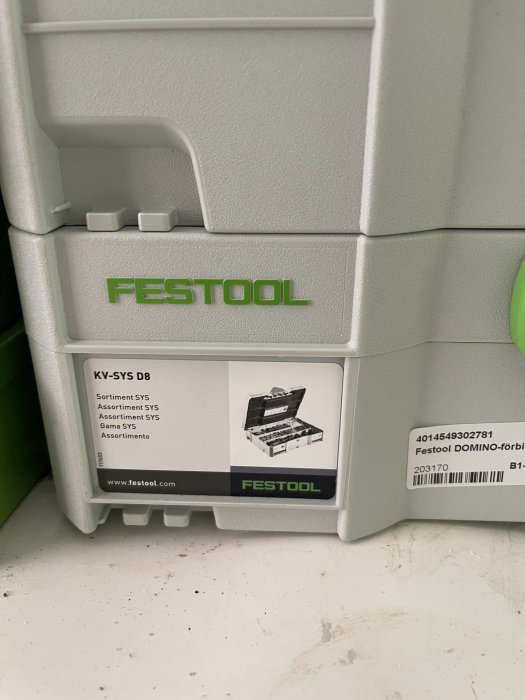 Festool verktygslådor staplade, grönt och vitt, med etikett för Domino DF 500 Q-Set.