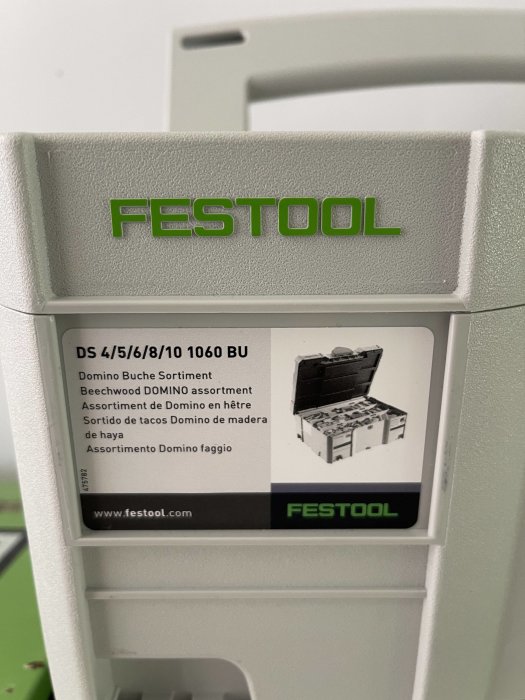 Festool verktygslåda med Domino DF 500 tillbehörssats i en verkstadsmiljö.