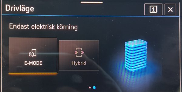 Bilens infotainmentskärm som visar drivlägesval med "E-MODE" för endast elektrisk körning och Hybridläge.