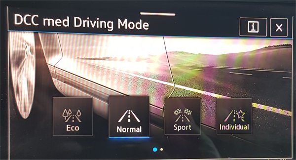 Bilskärm visar DCC med Driving Mode-inställningar: Eco, Normal, Sport och Individual.