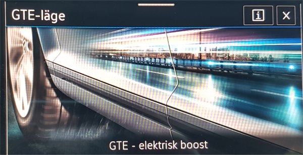 Bildskärmsvisning av bilens GTE-läge med texten "elektrisk boost" och ljusstreck som illustrerar fart.