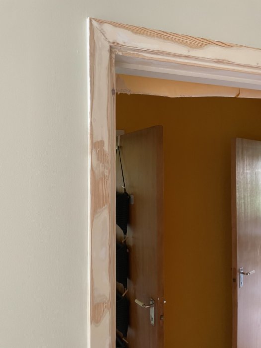 Dörrkarm med delvis bortslipad gammal färg exponerande träunderlaget