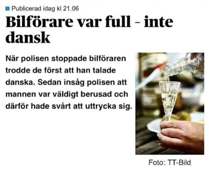 Champagne hälls i ett glas som någon håller i, symboliserar alkoholkonsumtion.