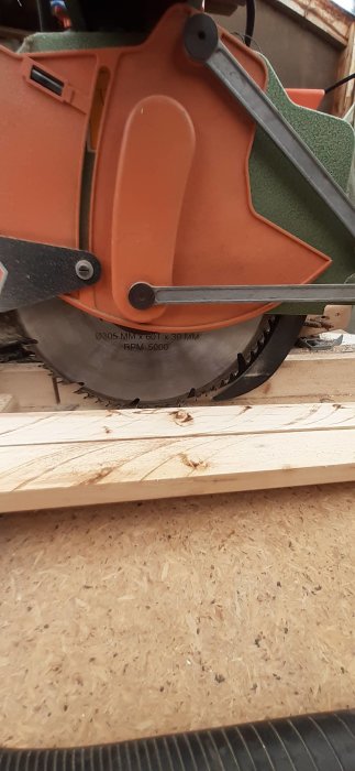 305mm sågblad med 60 tänder i klingskydd på kap- och geringssåg med fokus på klyvkniven.