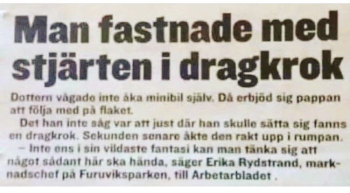 Tidningsklipp med rubrik "Man fastnade med stjärten i dragkrok" relaterat till en händelse där en person satte sig på en dragkrok.