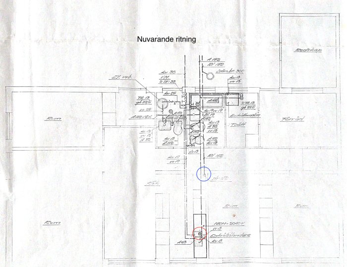 Översikt över aktuella ritningar för ett enplanshus, med markeringar i rött och blått som indikerar befintliga vatten- och avloppsledningar.