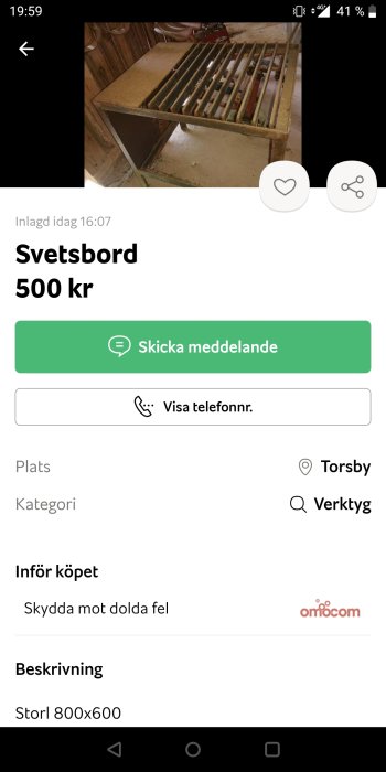 Använd svetsbord med metallstänger ovanpå, synliga slitage och rost, i en verkstadsinställning.