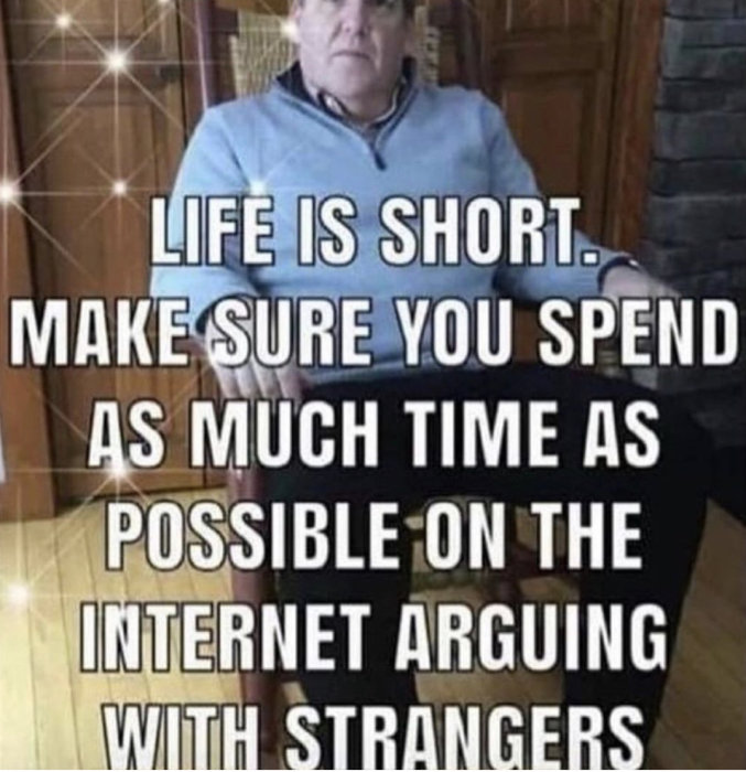 Man i blå tröja med texten "Life is short. Make sure you spend as much time as possible on the internet arguing with strangers".