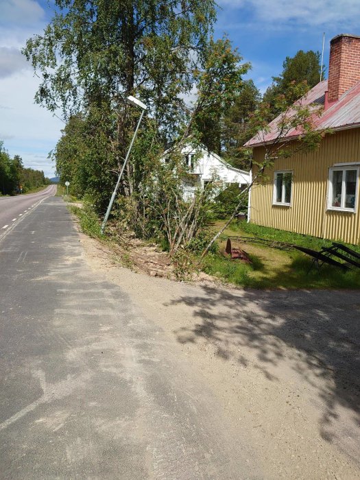 Skadade buskar och förstörda tomtmarkeringar vid gulkedjat hus intill väg i Slagnäs.