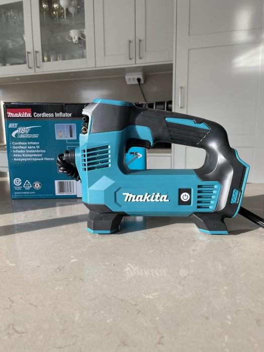 Makita batteridriven uppblåsare och dess förpackning på köksbänk.