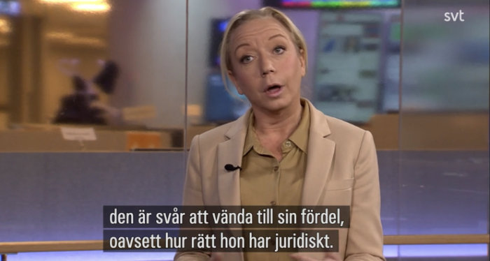 Kvinnlig expert talar i studio, undertexter om husköp och juridisk rätt visas.