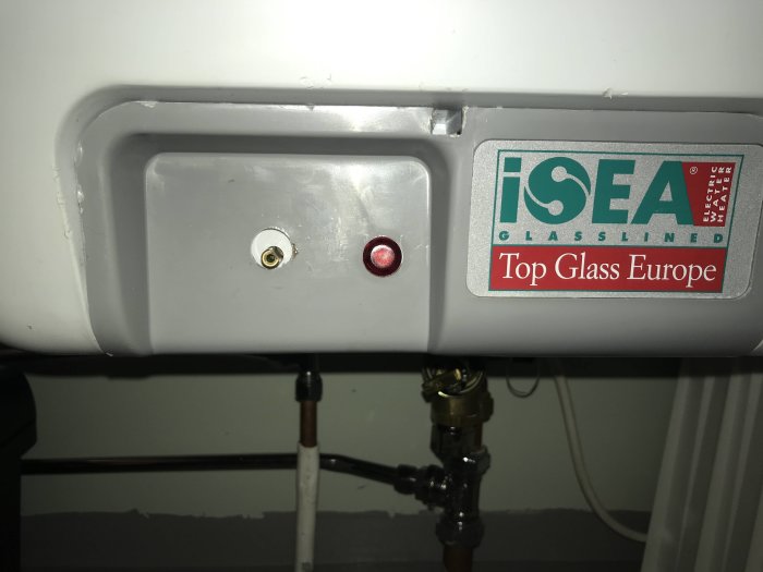 Vit vattenberedarfront med röd indikatorlampa, kontrollhål och märkning "iSEA Glasslined Top Glass Europe".