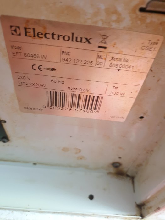 Etikett på en Electrolux köksfläkt modell EFT 60466W, smutsig med teknisk information.