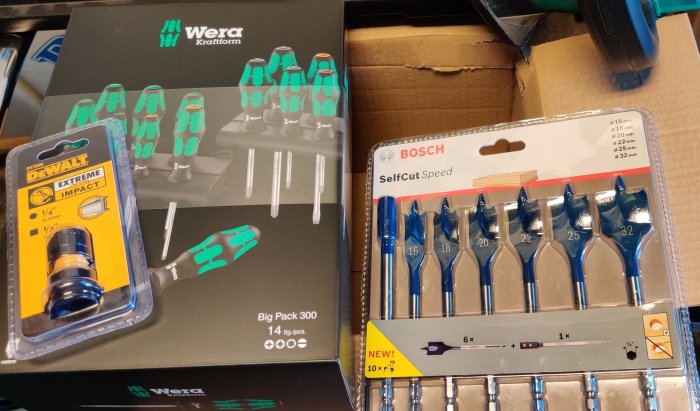 Nya verktyg med DeWalt bits och Wera skruvmejslar till vänster, Bosch borrset till höger.