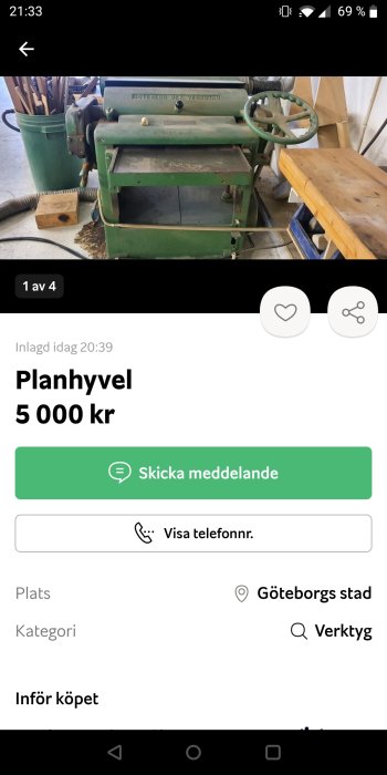 Grön industristil planhyvel i ett verkstadsutrymme, märkt "HOFORSED MEK.VERKSTAD".