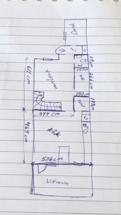 Ritad skiss av radhusets planlösning med måttangivelser och noteringar för renovering.