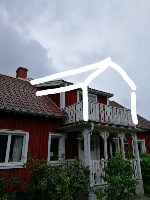 Träritning visar planerad ombyggnad av takkupa på rött hus med betongtakpannor.