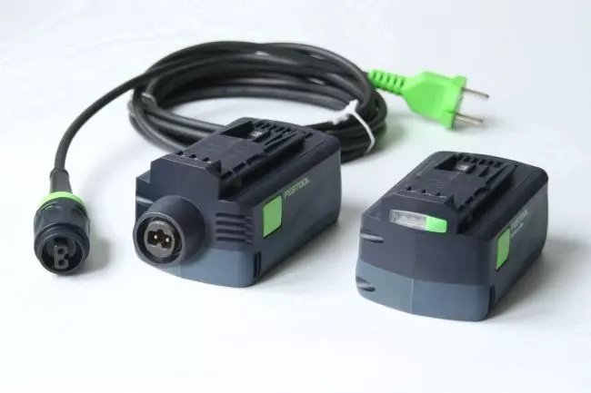 Adapter och batteri från Festool, möjligen för ACA 220-240/18V och Kapex 60 batteridrivna verktyg.